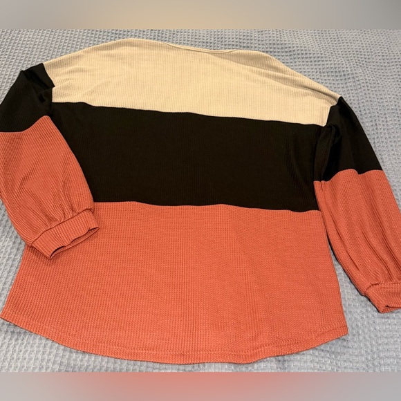 Colorblock Button XL Top - Picture 2 of 4